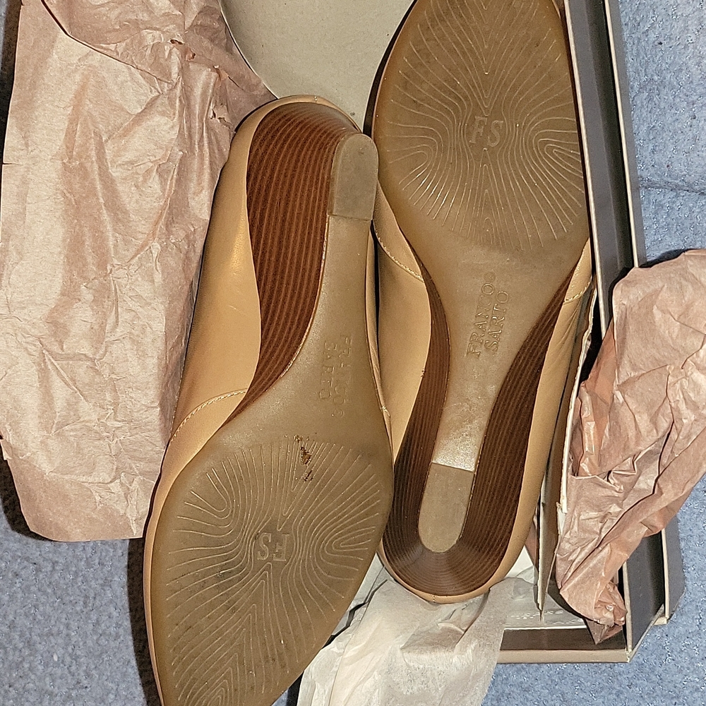 SHOES - Picture 2 of 3